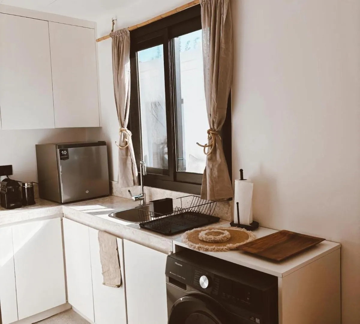 Beachside Escape 2 Min To Shore, Shared Pool & Burj Khalifa View! Dubai Apartment
