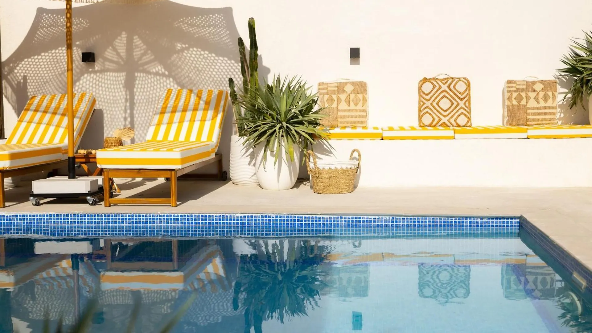Beachside Escape 2 Min To Shore, Shared Pool & Burj Khalifa View! Dubai United Arab Emirates