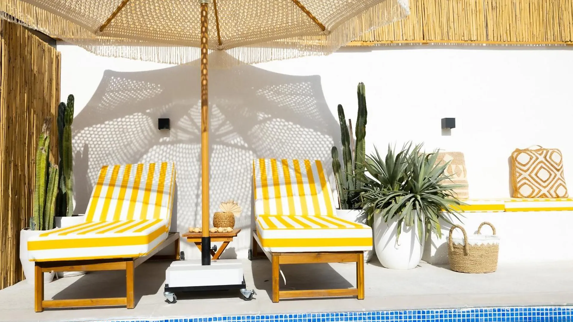 Apartment Beachside Escape 2 Min To Shore, Shared Pool & Burj Khalifa View! Dubai