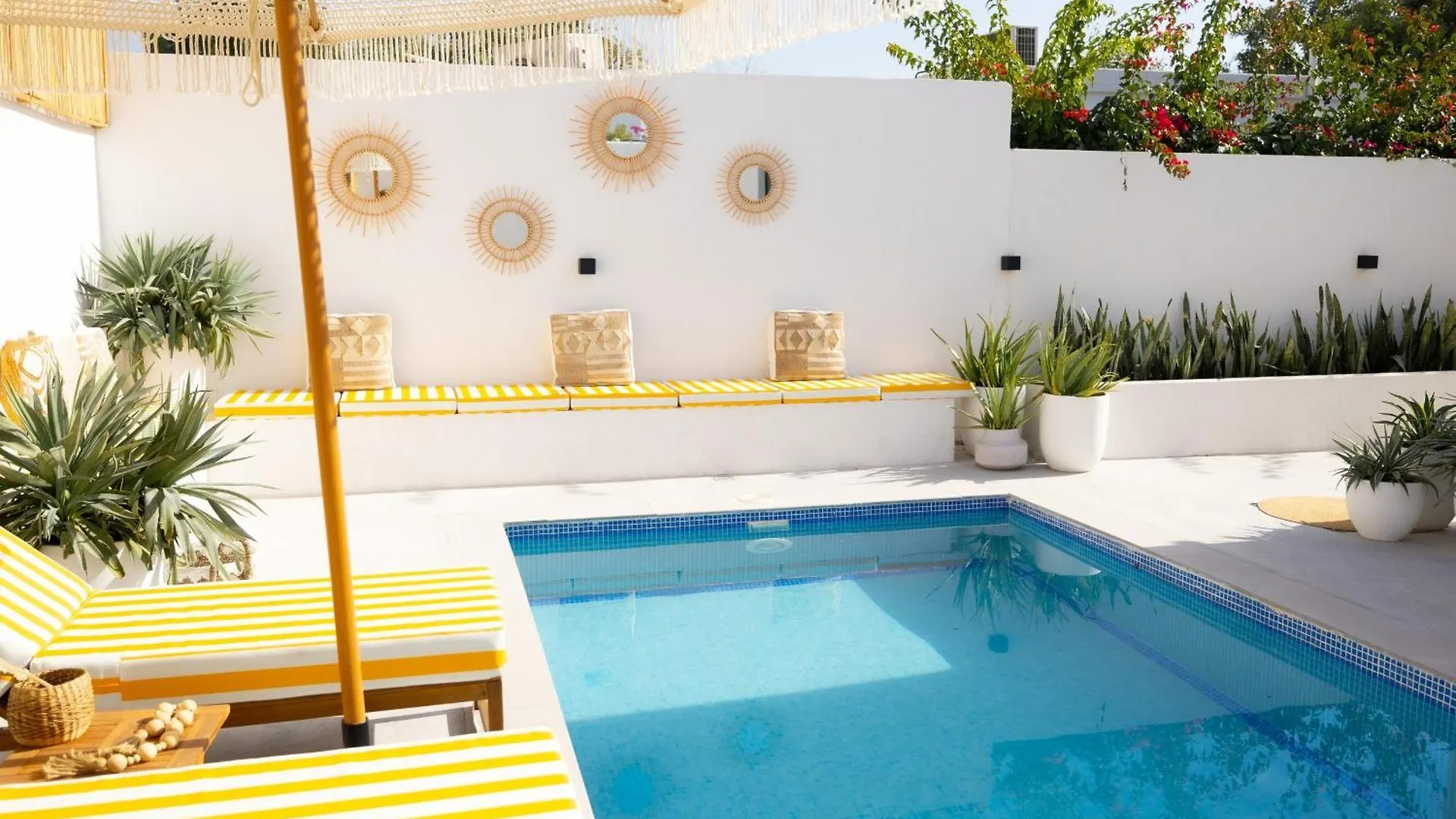 Beachside Escape 2 Min To Shore, Shared Pool & Burj Khalifa View! Dubai Apartment