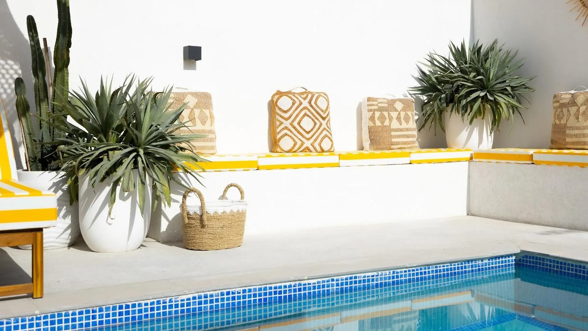 Beachside Escape 2 Min To Shore, Shared Pool & Burj Khalifa View! Dubai 0*,  United Arab Emirates