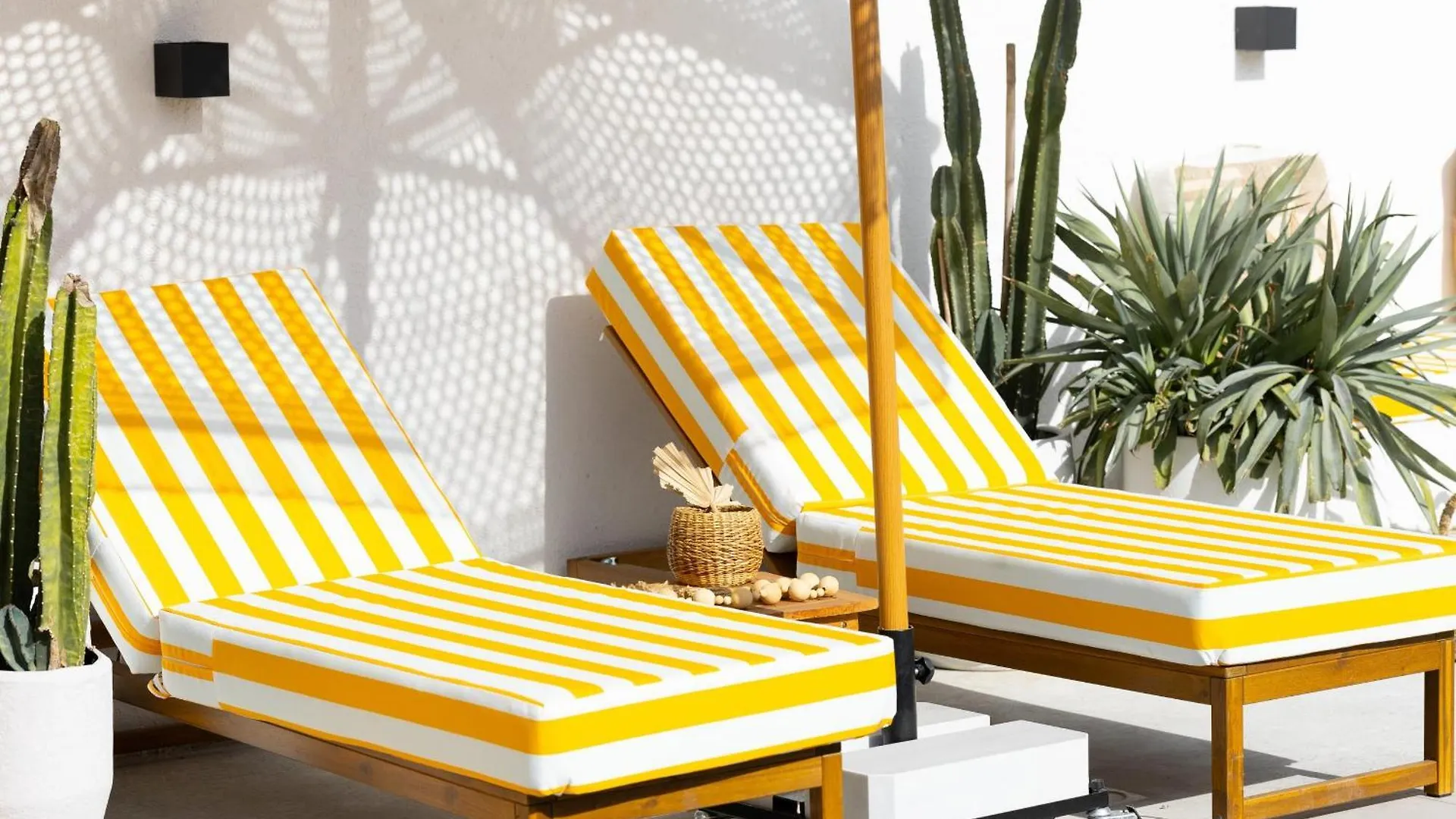 Beachside Escape 2 Min To Shore, Shared Pool & Burj Khalifa View! Dubai
