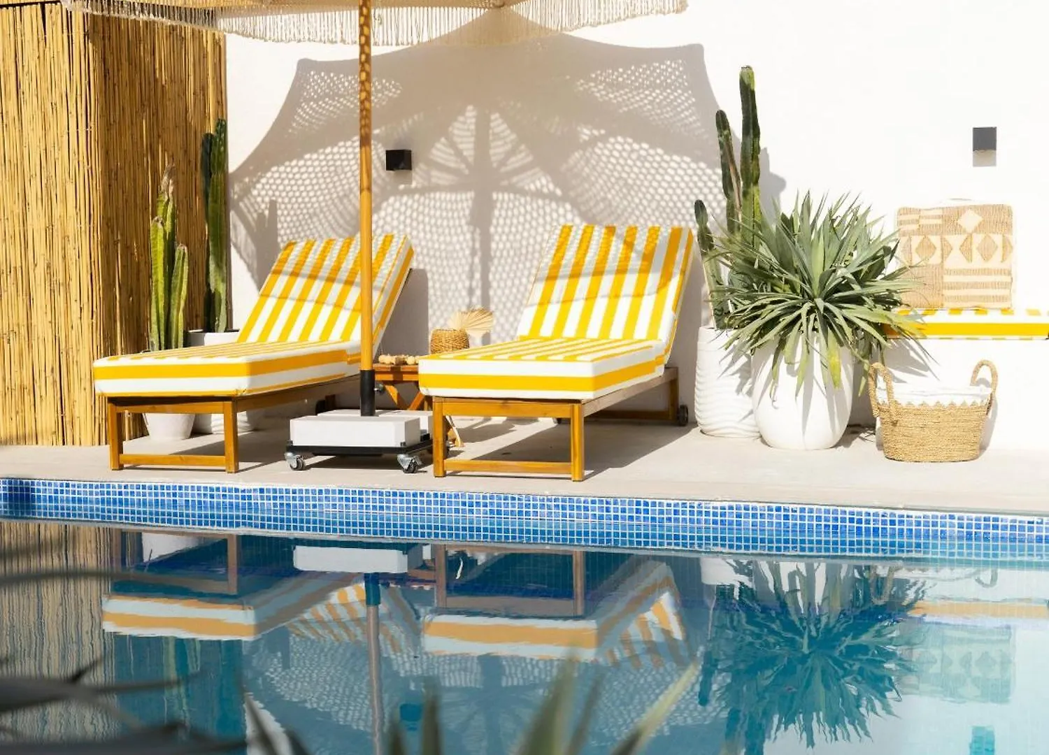 Beachside Escape 2 Min To Shore, Shared Pool & Burj Khalifa View! Dubai Apartment