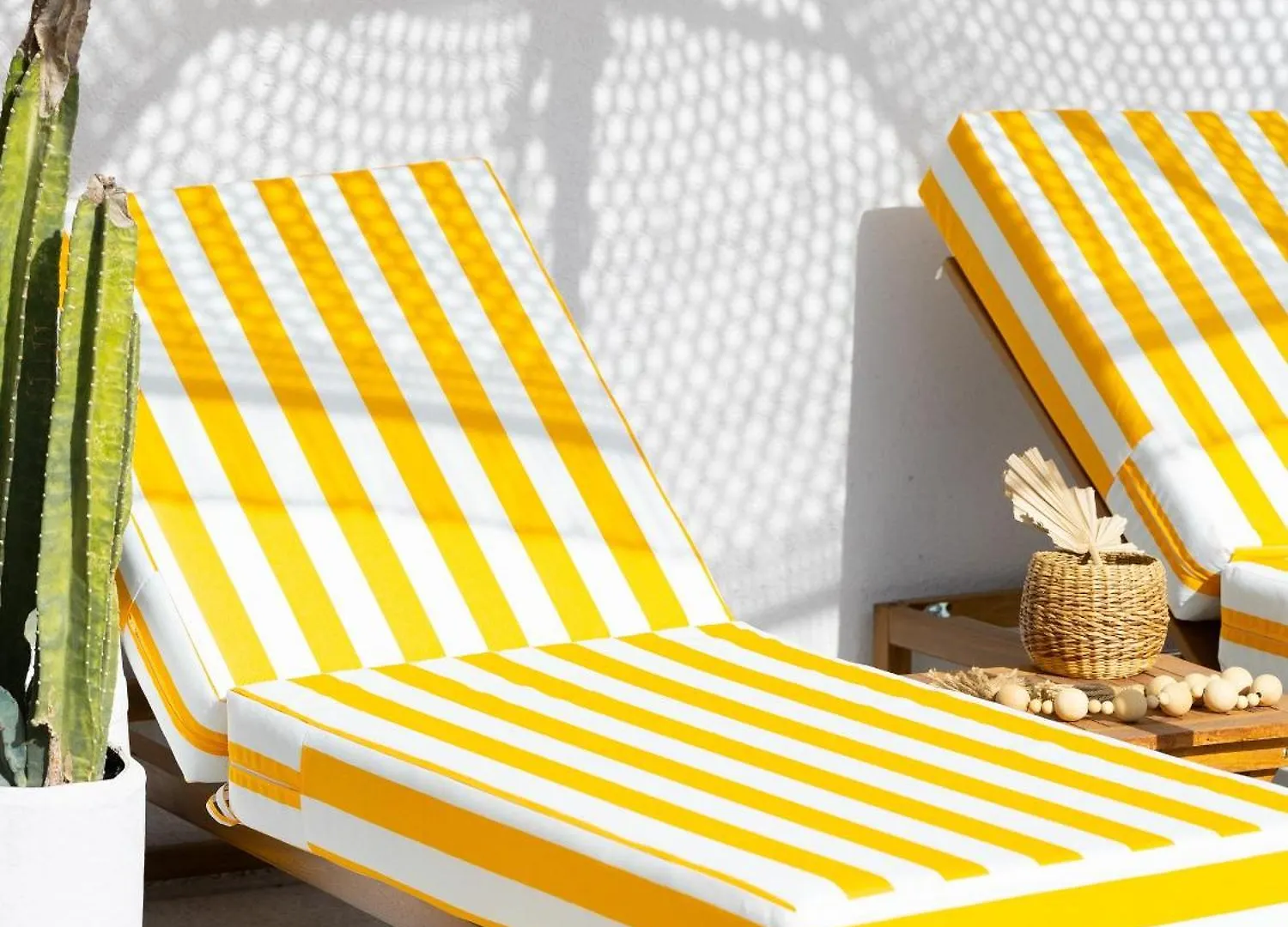 Beachside Escape 2 Min To Shore, Shared Pool & Burj Khalifa View! Dubai United Arab Emirates