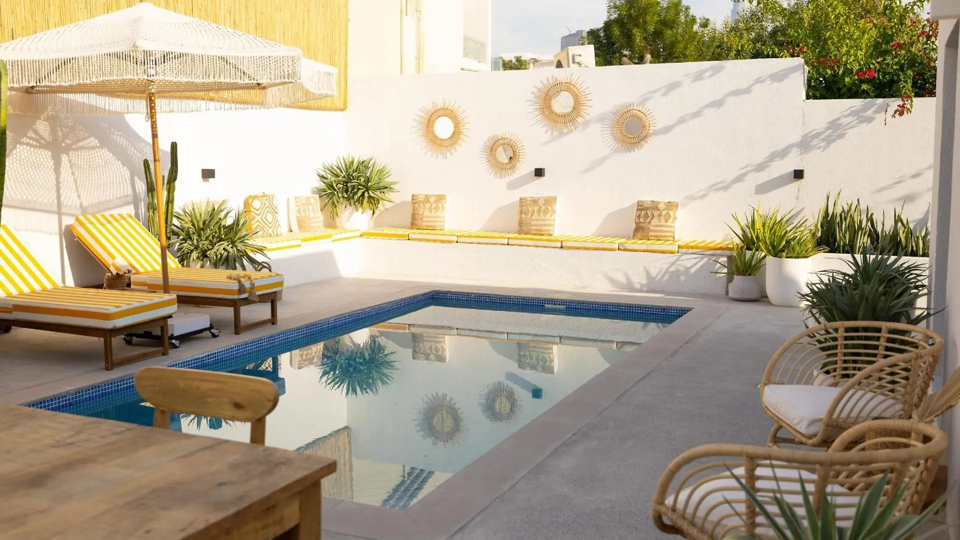 Beachside Escape 2 Min To Shore, Shared Pool & Burj Khalifa View! Dubai Apartment