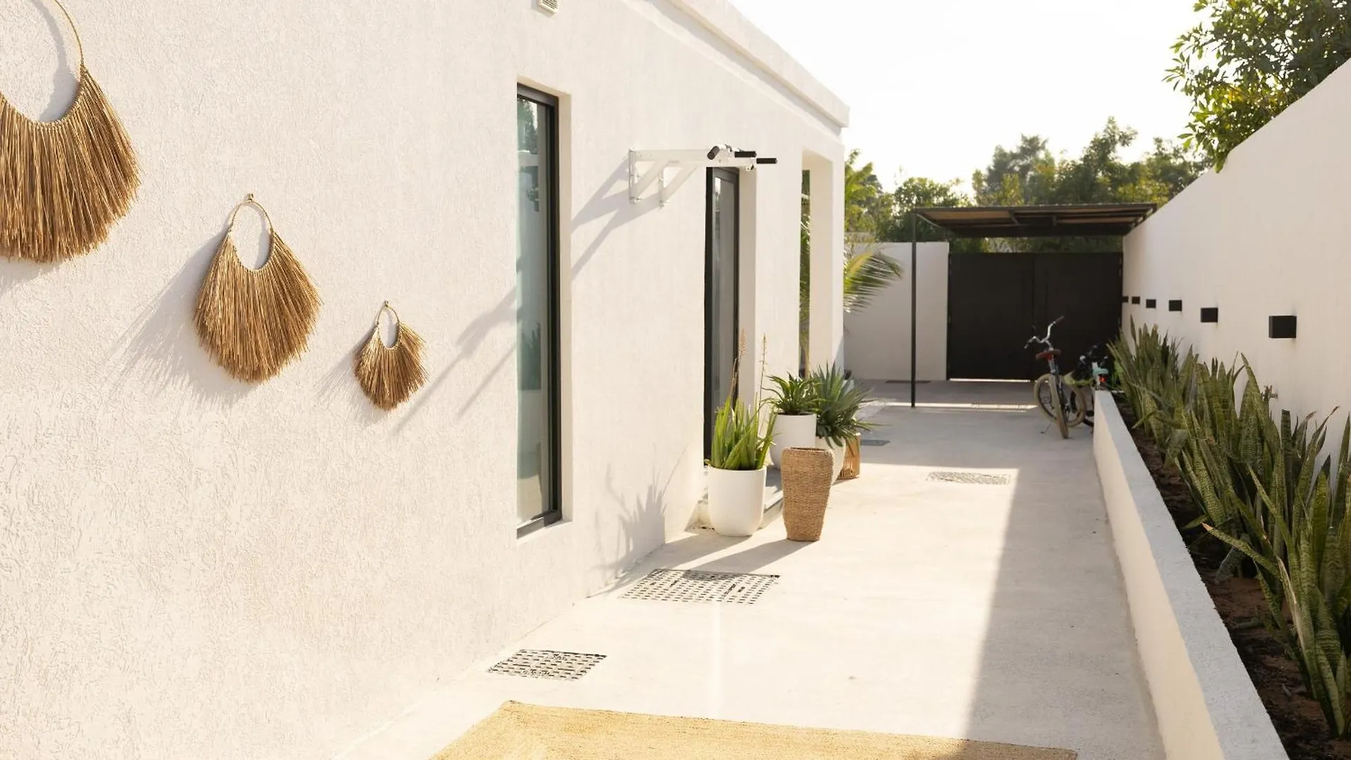 Beachside Escape 2 Min To Shore, Shared Pool & Burj Khalifa View! Dubai