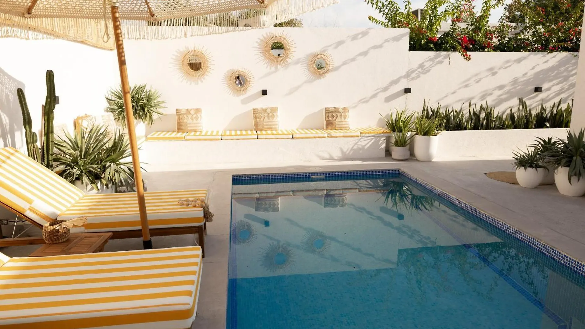 Beachside Escape 2 Min To Shore, Shared Pool & Burj Khalifa View! Dubai 0*,