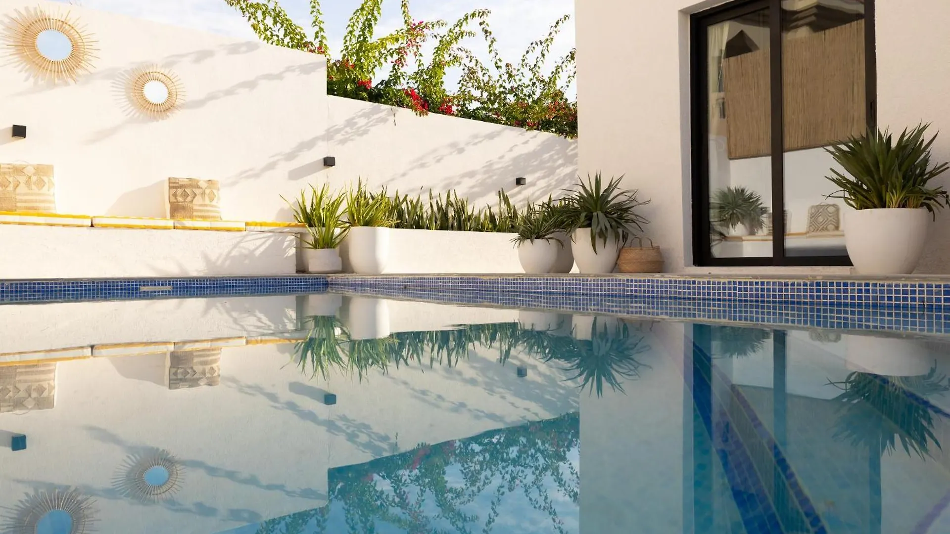 Beachside Escape 2 Min To Shore, Shared Pool & Burj Khalifa View! Dubai United Arab Emirates