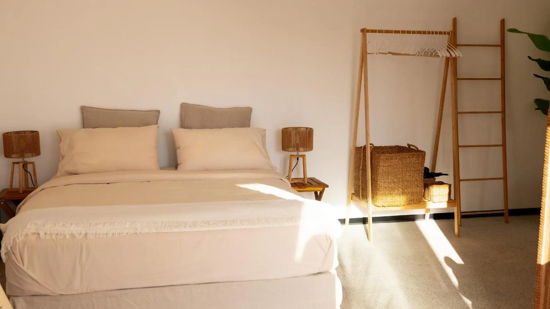 Beachside Escape 2 Min To Shore, Shared Pool & Burj Khalifa View! Dubai