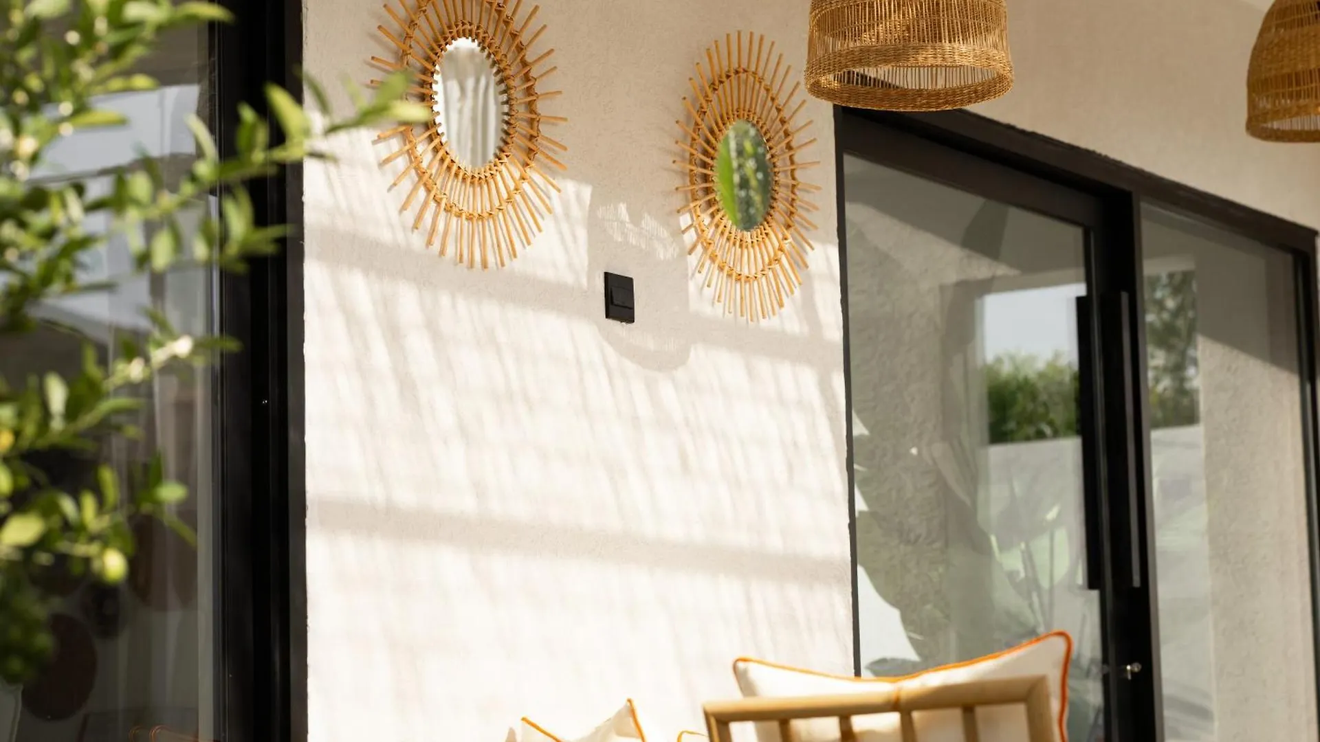 Luxury Boho Chic Beachside Escape, Shared Pool & Burj Khalifa View! Дубай Апартаменты