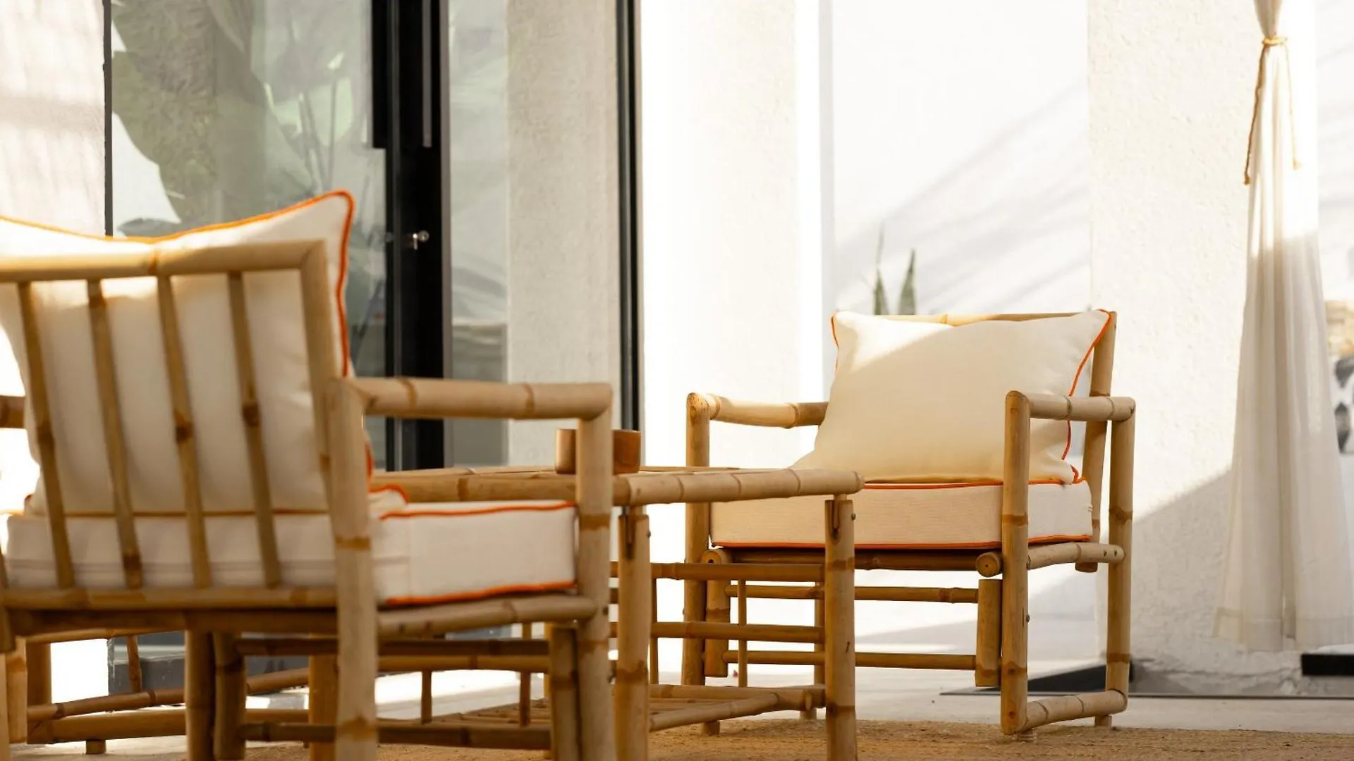 Luxury Boho Chic Beachside Escape, Shared Pool & Burj Khalifa View! Дубай